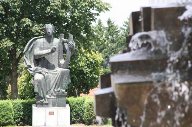 Blick vom Petersbrunnen auf den Apoll, zwei Werke Georg Brenningers