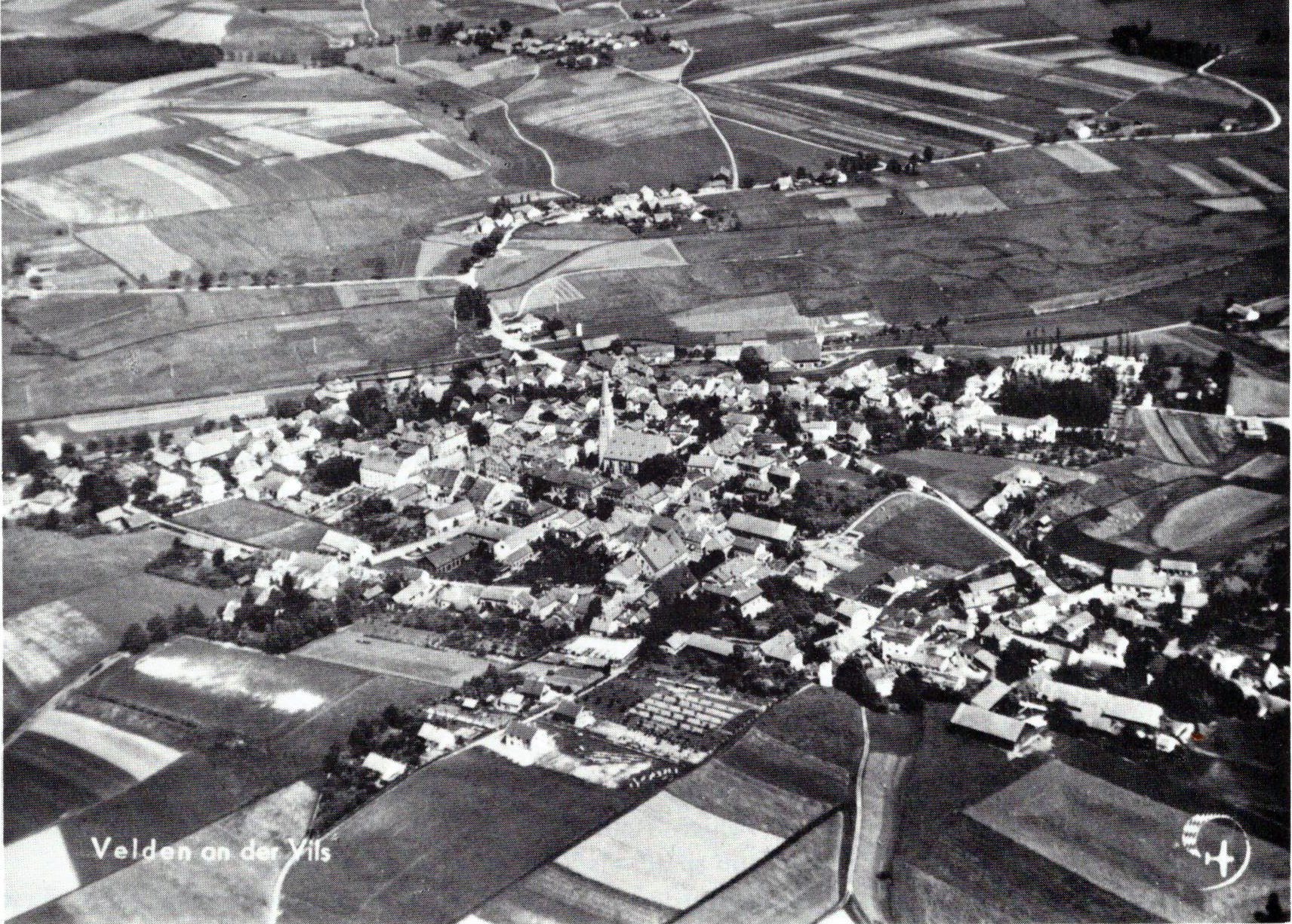 Luftaufnahme des Marktes Velden um 1950