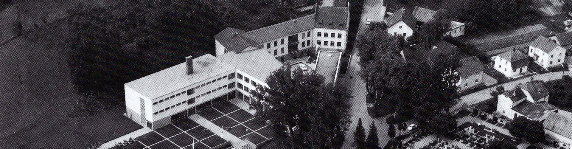 Fast abgeschlossene Schulhauserweiterung 1973. Das Luftbild vom 28. Juni 1973 zeigt aber, daß noch die Außenanlage zum Sportplatz fehlt. Quelle: Archiv Markt Velden