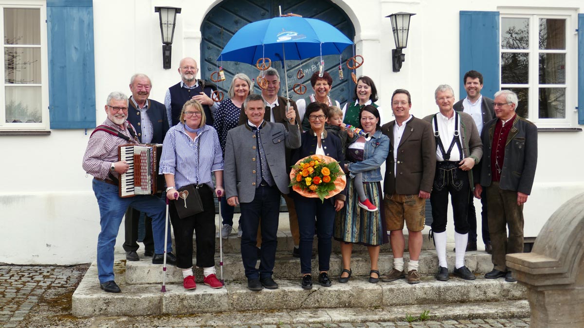 Gruppenbild in Hohenthann vor der Schlossbrauerei mit neuem Schirmherrn, Festwirt, Festbräu und Teilnehmern der Bierprobe, Foto: Heike Arnold, 2019