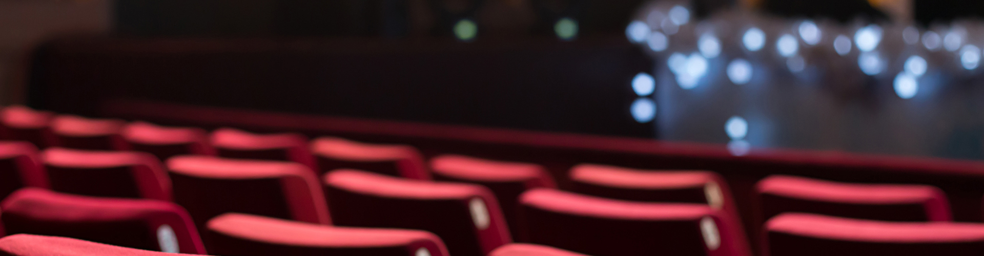 Lizenzfoto 75228084 - Empty Theater Chairs © peych_p aus der Fotolia Bilddatenbank